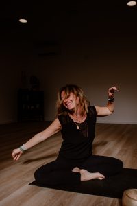 Photographe-professionnel-corporate-biarritz-hossegor-landes-pays-basque-portrait-yoga-reportage-metier-therapeuthe-bien-etre-energetique-samadhi-studio-yoga-vinyasa
